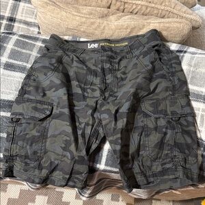 Lee Men's Camouflage Cargo Shorts - Dark Green & Black
